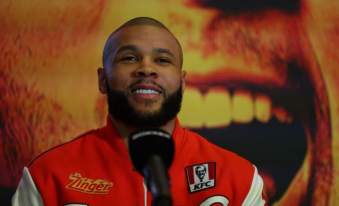 VIDEO: Chris Eubank Jr. wears hat in Christmas sparring session