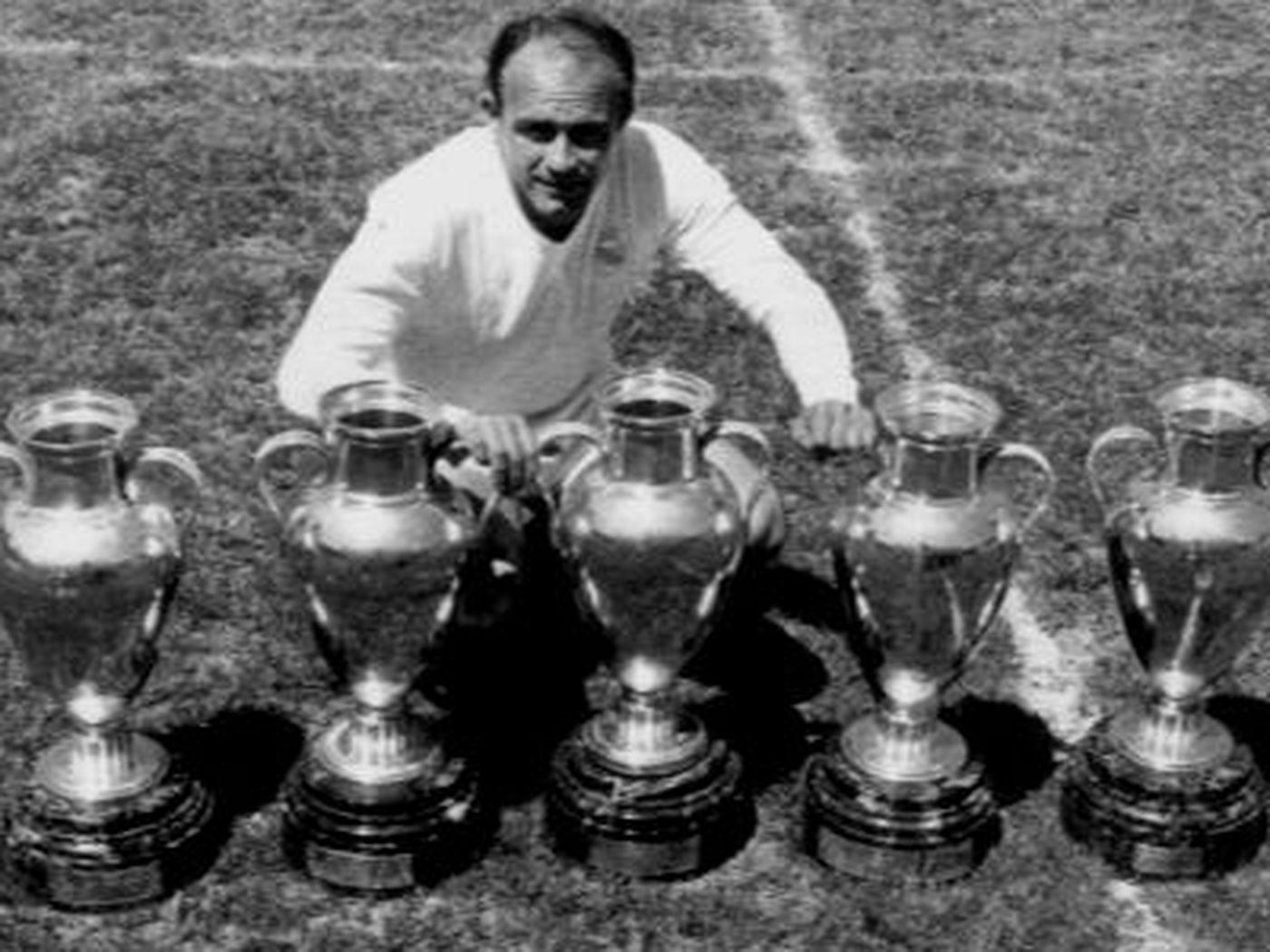 Legendary footballer Alfredo Di Stefano with five European Cups | Courtesy: Managing Madrid