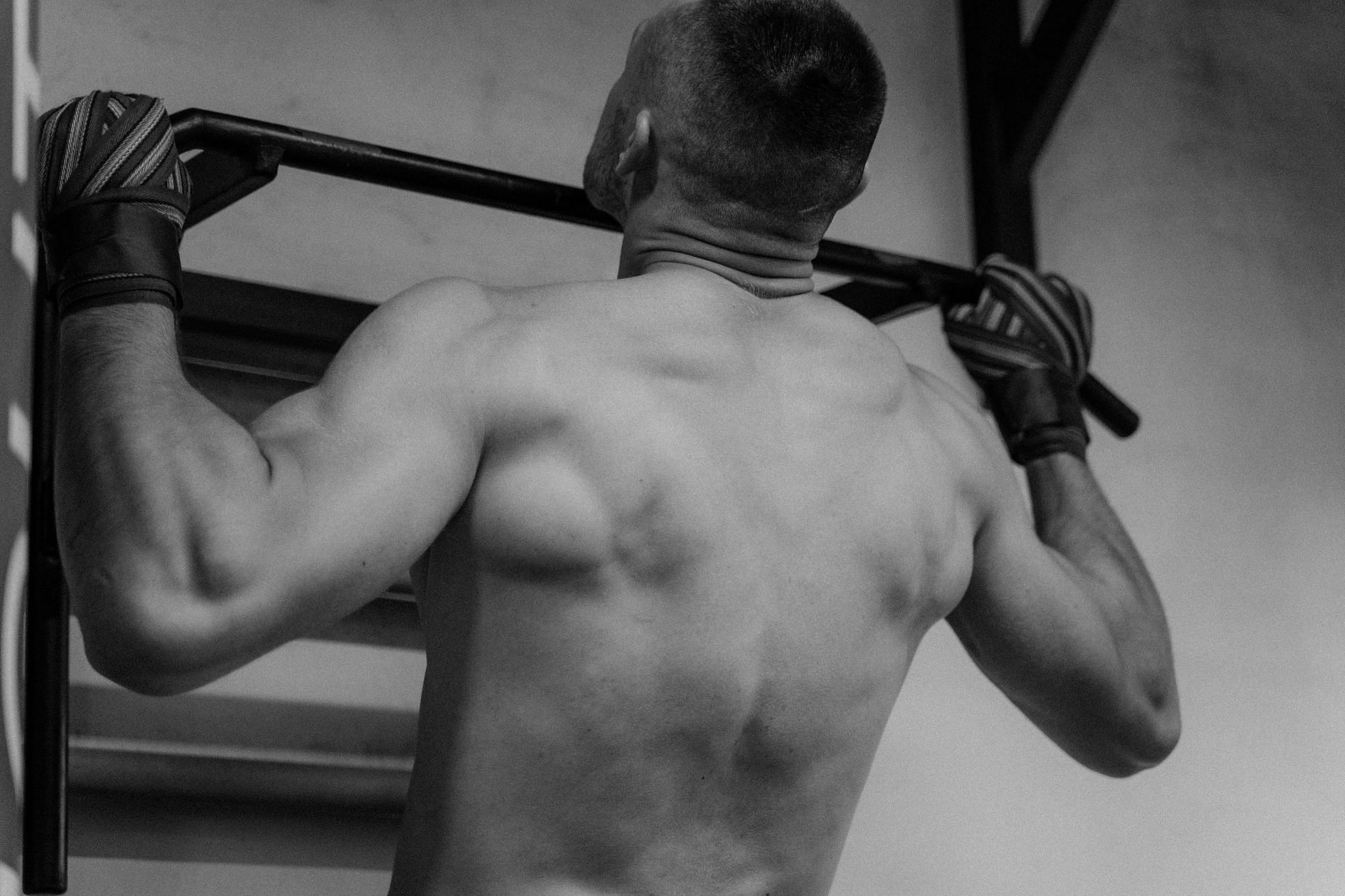 Chin-up alternatives that you can do effectively! (Image via Pexels/Tima Miroshnichencko)