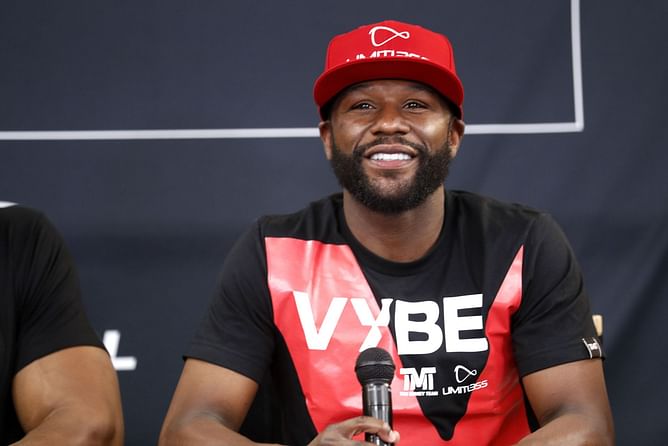 VIDEO: Floyd Mayweather plays Santa ahead of Christmas, gifts $1,000 to 5 kids at Clippers' game