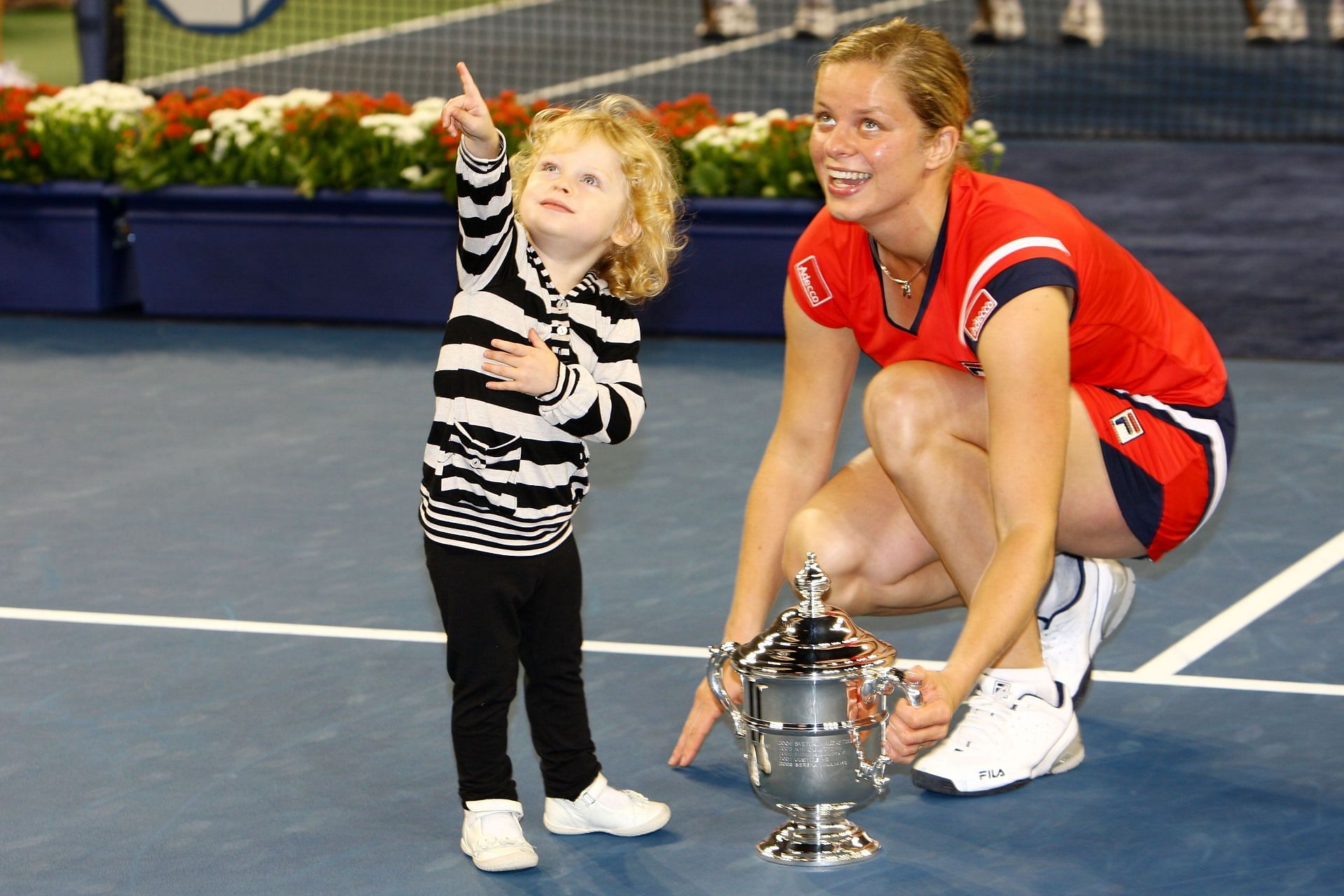 Kim Clijsters and her daughter Jada celebrate with the 2009 US Open trophy.