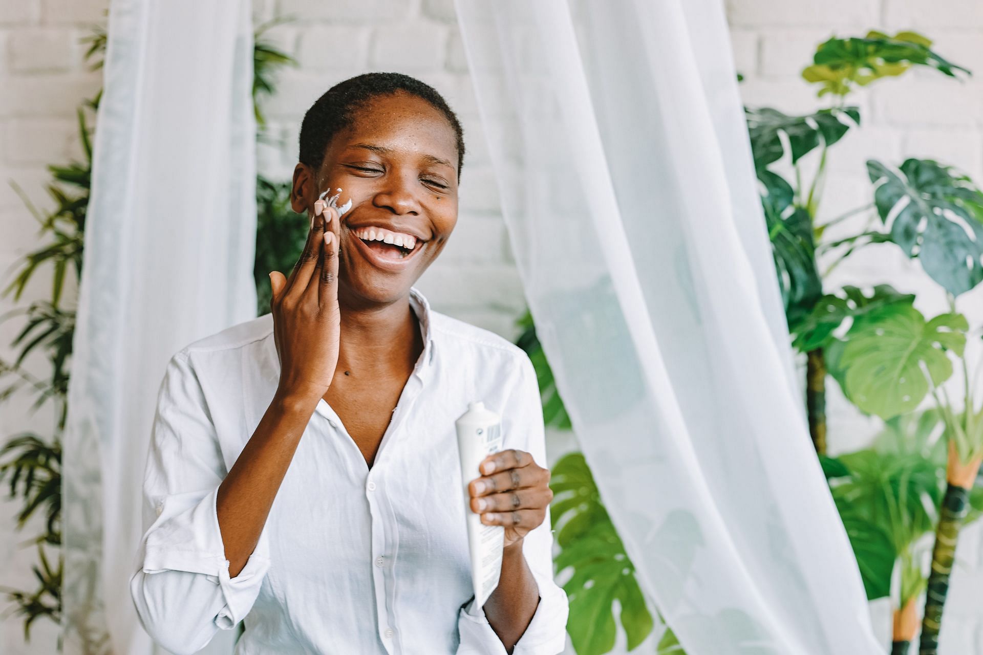 Those with sensitive skin can boost their skin&#039;s hydration and rebuild its barrier by applying a moisturizer. (Image via Pexels/ Roman Odinstov)