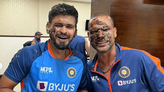 श्रेयस अय्यर ने शिखर धवन के साथ मिलकर काटा जन्मदिन का केक, सोशल मीडिया पर किया खास पोस्ट
