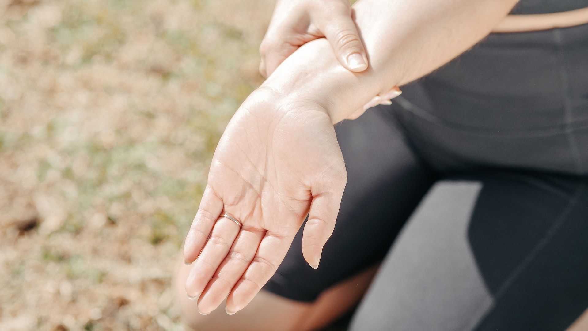 Wrist extension alleviates carpal tunnel syndrome pain. (Photo via Pexels/Kindel Media)