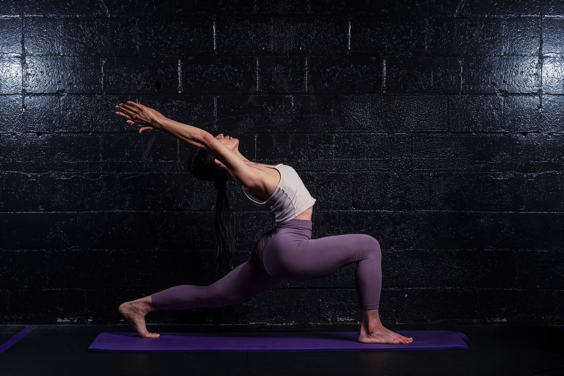 Best seated twisting yoga poses to try! (Image via Unsplash/H.F.E Co. Studio)