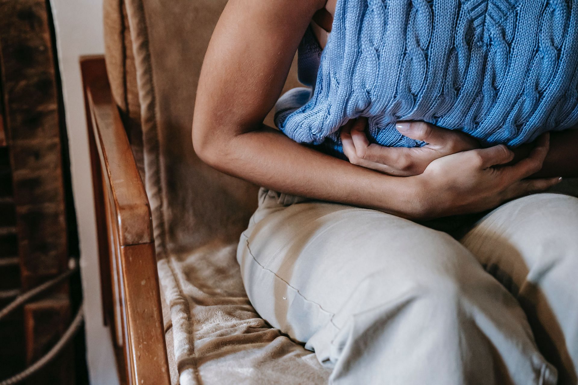 Poor digestion causes stomach ache. (Image via Pexels/ Sora Shimazaki)