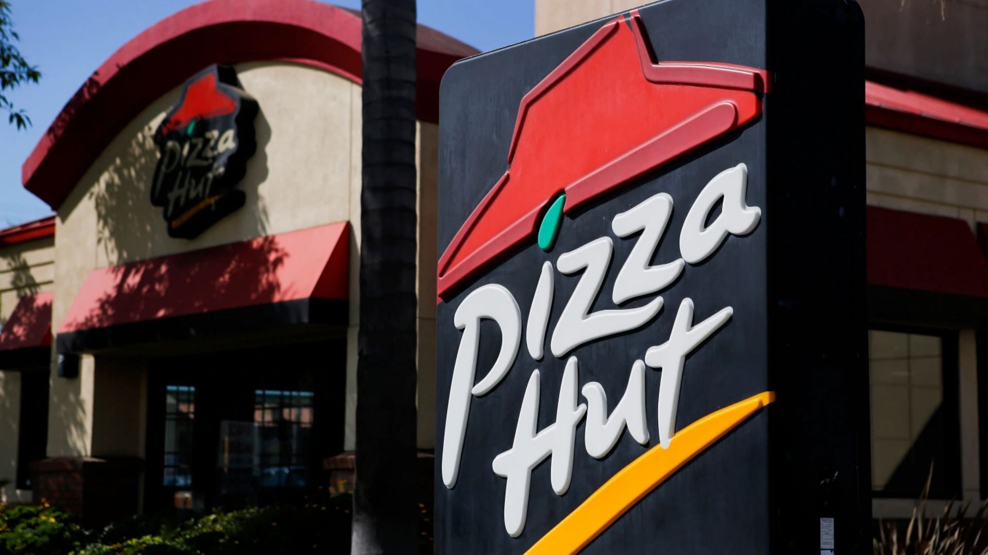 a sign displayed outside a Pizza Hut restaurant in Torrance, California (Image via Patrick T. Fallon/Bloomberg/Getty Images)