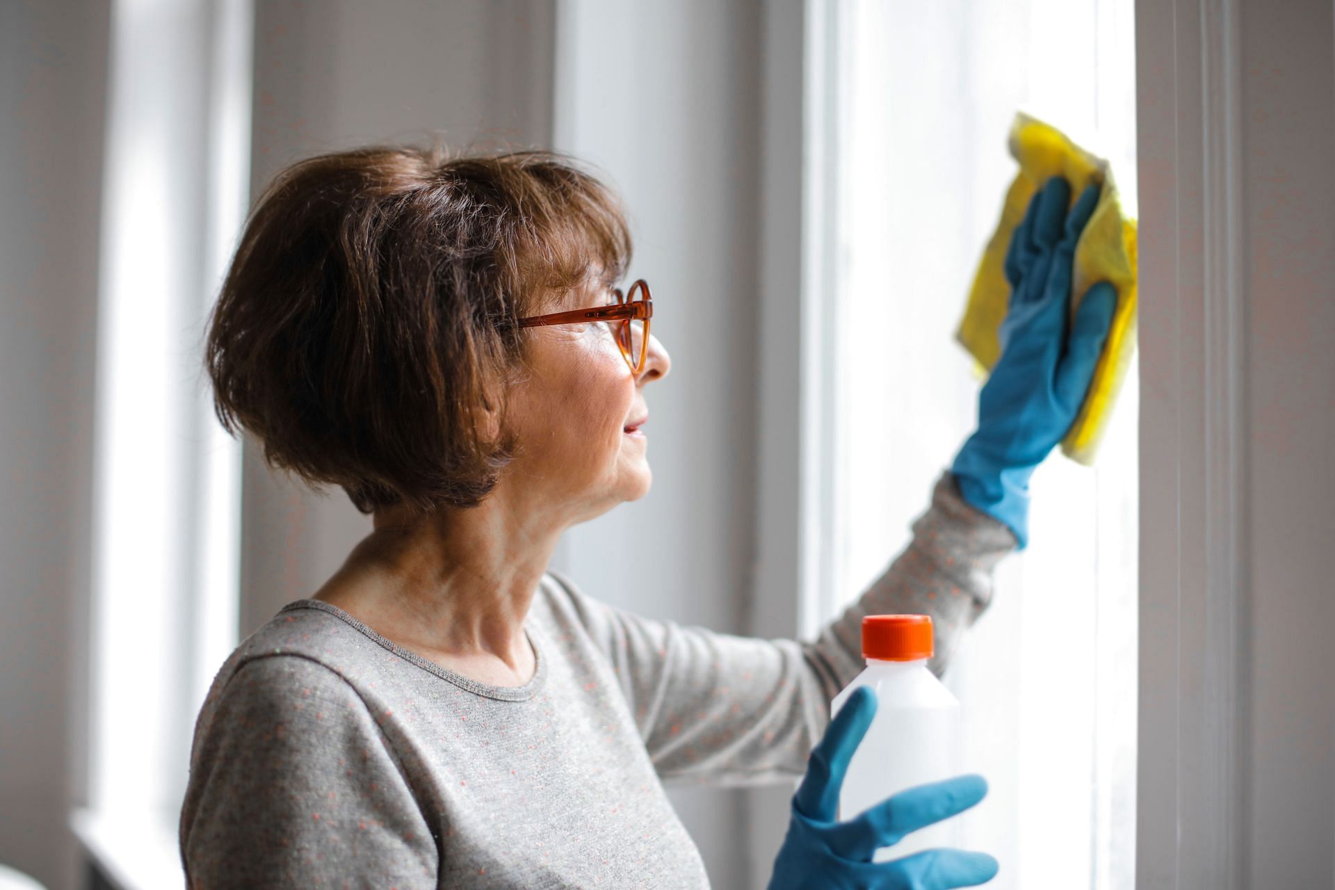 Decluttering is a great way to reduce stress in seniors. (Image via Pexels/ Andrea Piacquadio)