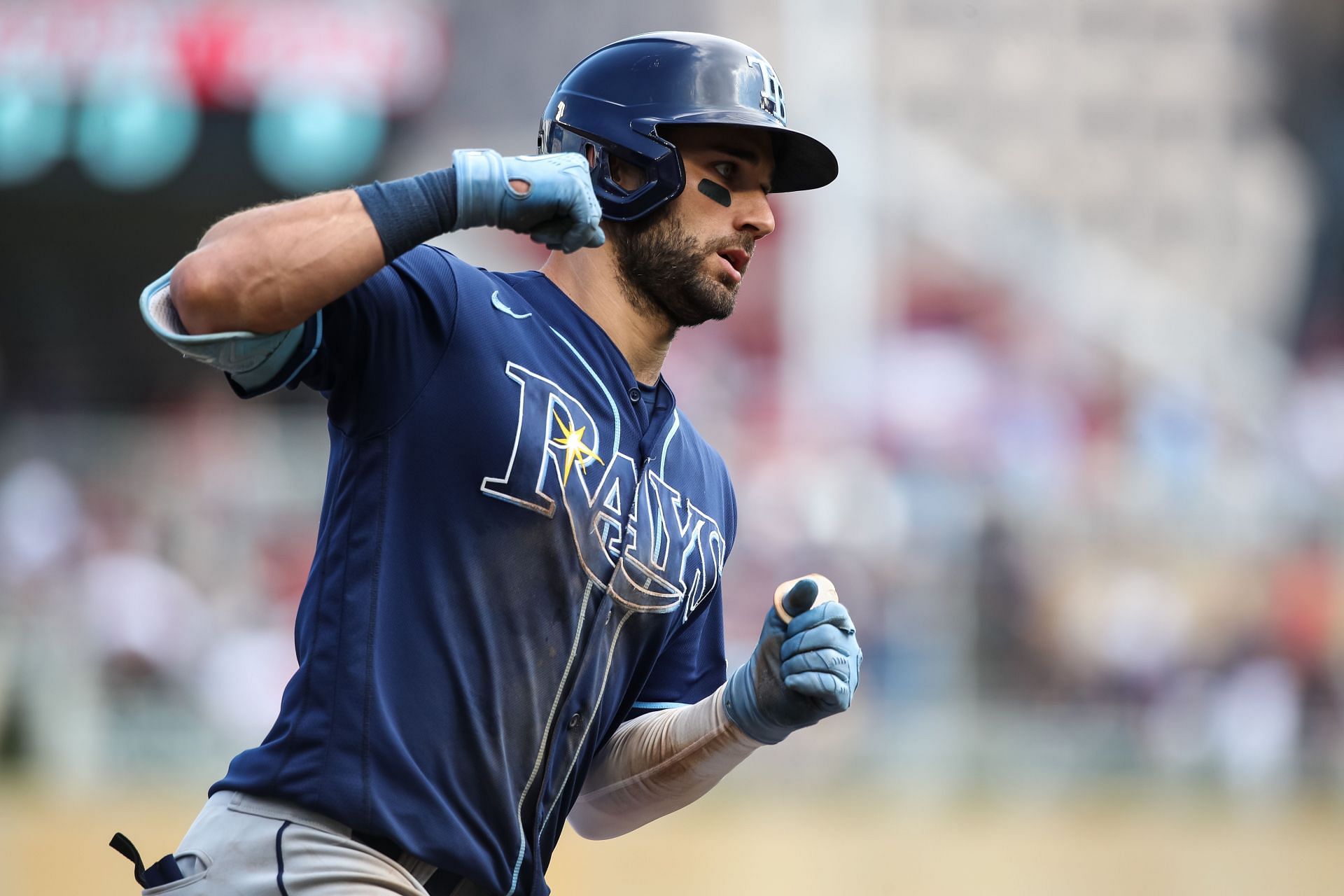 Blue Jays' Kevin Kiermaier rushed to help young fan who fainted