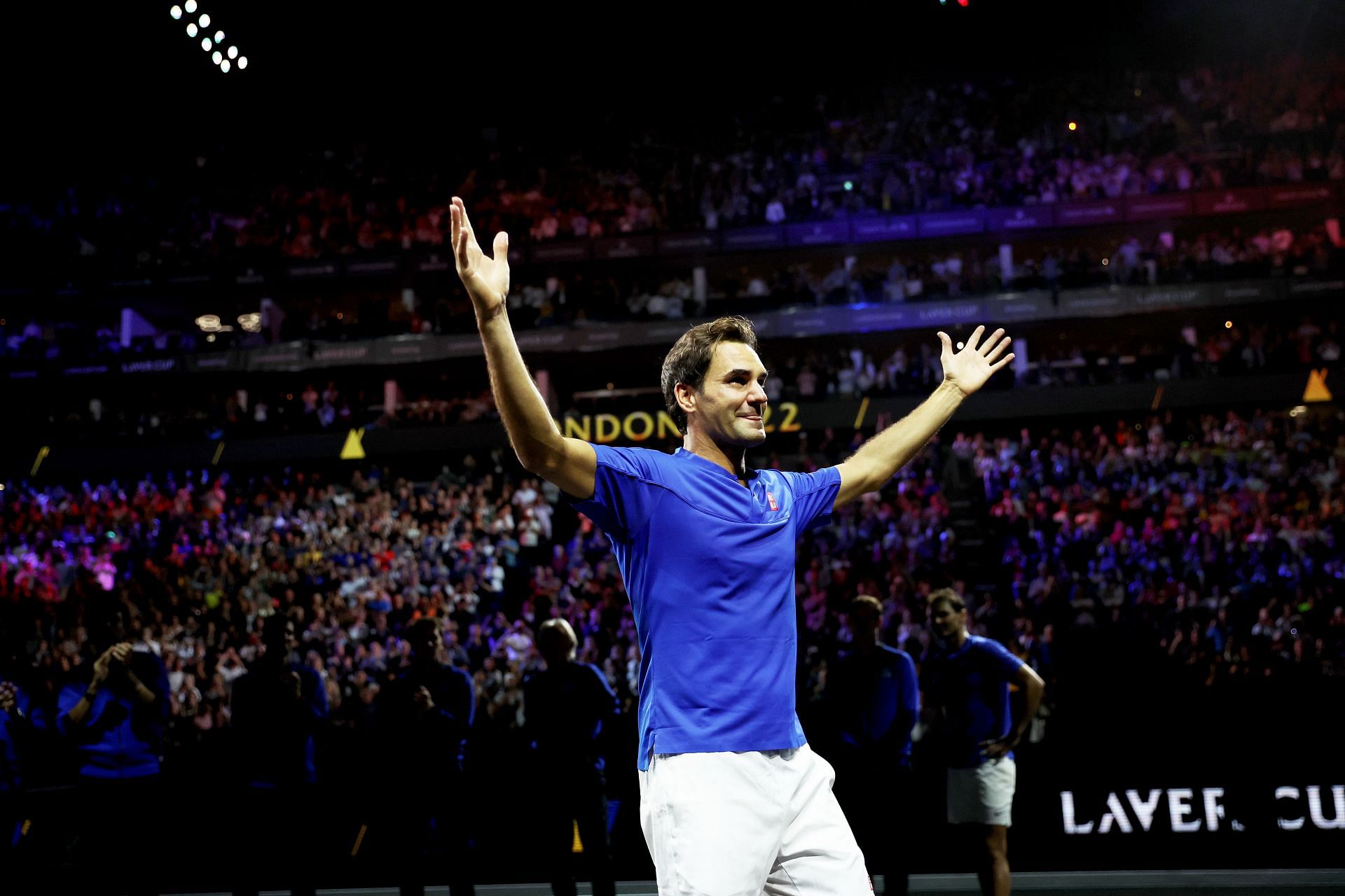 The 20-time Grand Slam champion waves to fans at the Laver Cup 2022.