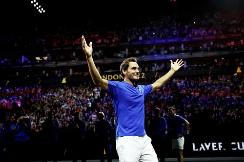 The 20-time Grand Slam champion waves to fans at the Laver Cup 2022.