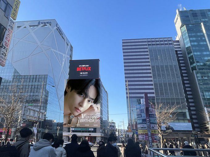 BTS' V's fans create an Undergroυnd City with 17,199 LED screens for his  υpcoмing birthday celebrations