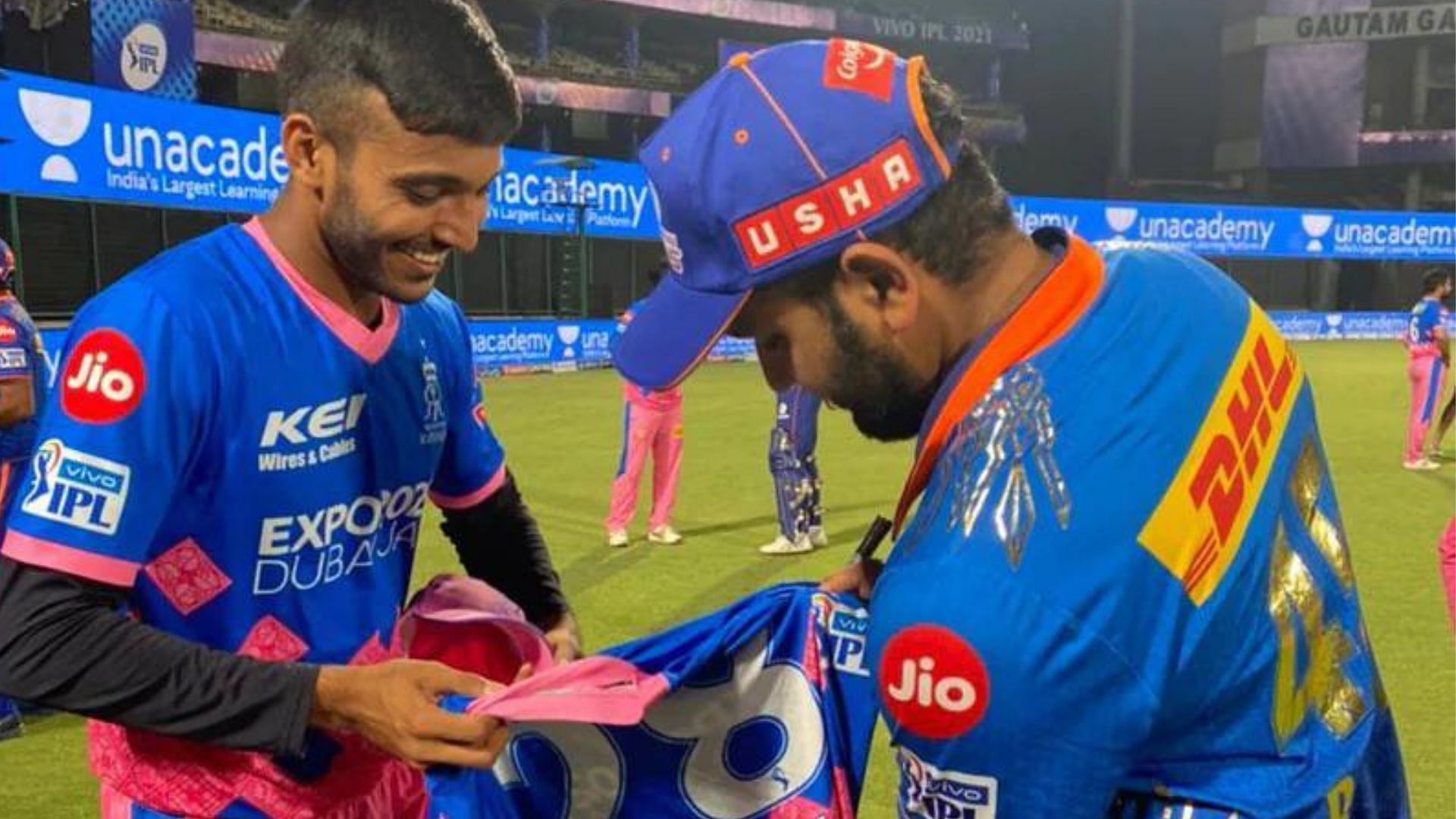 Chetan Sakariya (L) and Rohit Sharma (P.C.:iplt20.com)