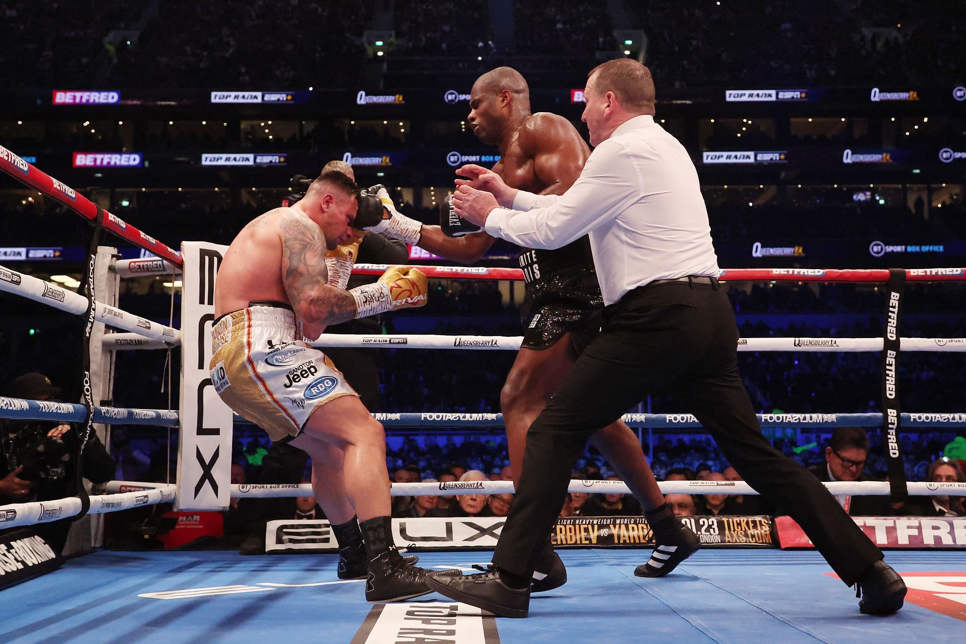 Dubois drops Lerena in Round 3 - Tyson Fury vs. Derek Chisora 3