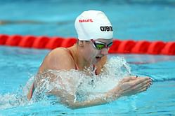 American swimmer Kate Douglass gifts her gold medal to a volunteer at 2022 Short Course World Championships