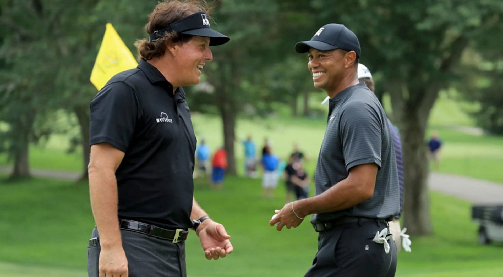 Tiger Woods and Phil Mickelson (Image via Getty)