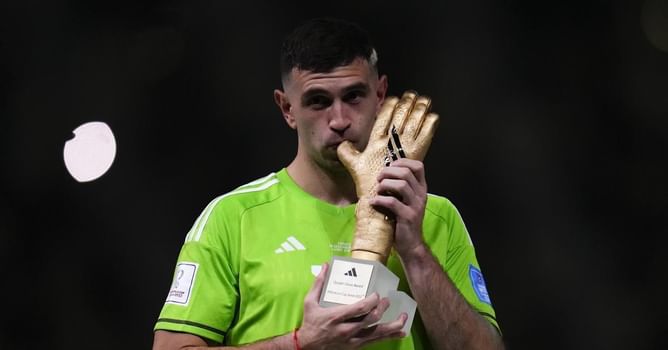 "I wouldn’t care less" - Pundit defends Argentina's FIFA World Cup hero Emiliano Martinez amid criticism