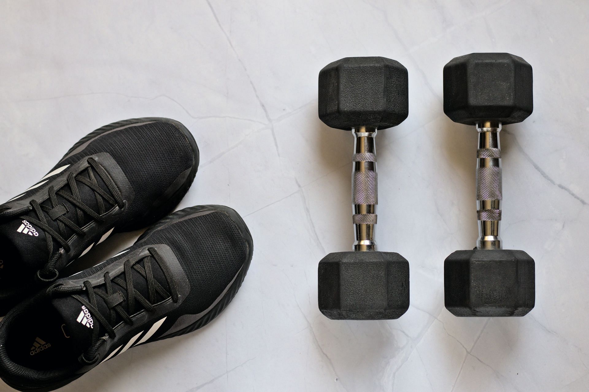Dumbbell Sumo Squats strengthens your lower body muscles. (Image via Unsplash / VD Photography)
