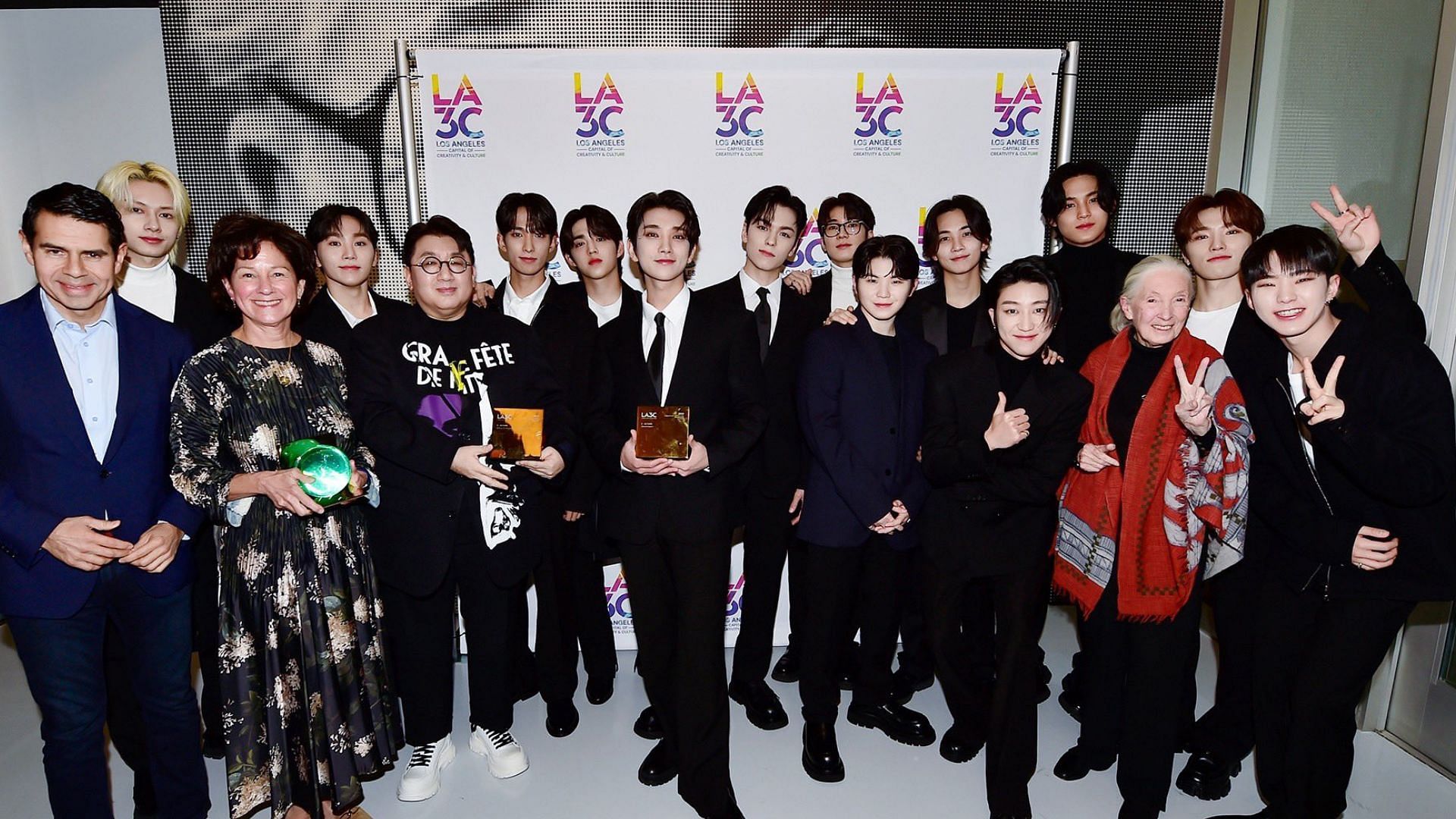 SEVENTEEN and Bang Si-hyuk received the Culture Ambassador Award at LA3C (Image via Twitter/ @pledis_17)