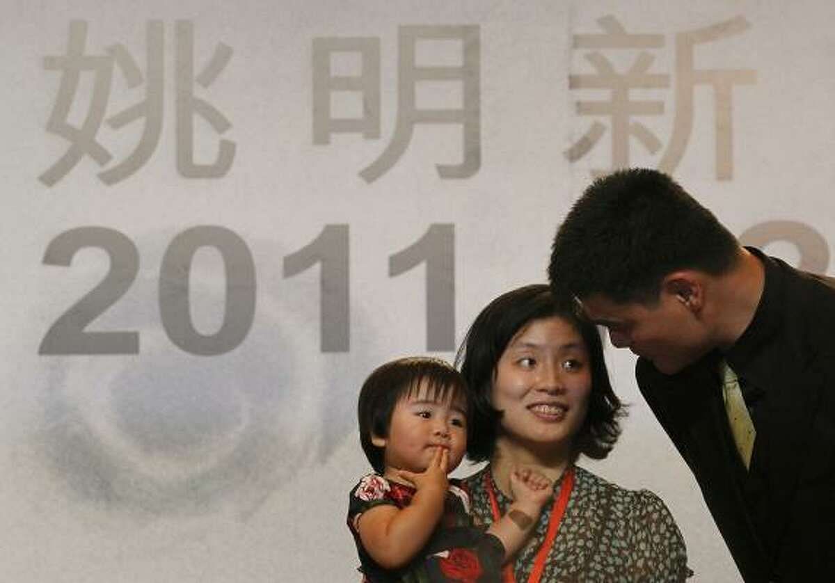 Yao Ming (right) with wife Ye Li and Child