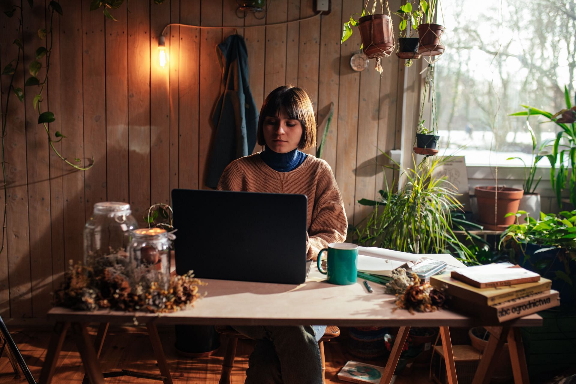 Regulate your screen time. (Image via Pexels/Koolshooters)