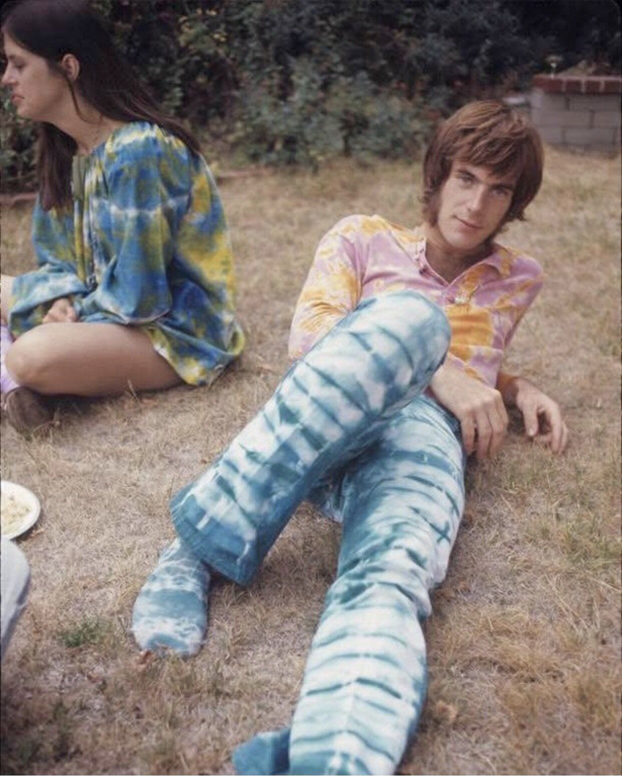 John Sebastian in tie-dyed clothes (Image via johnbsebastian.com)