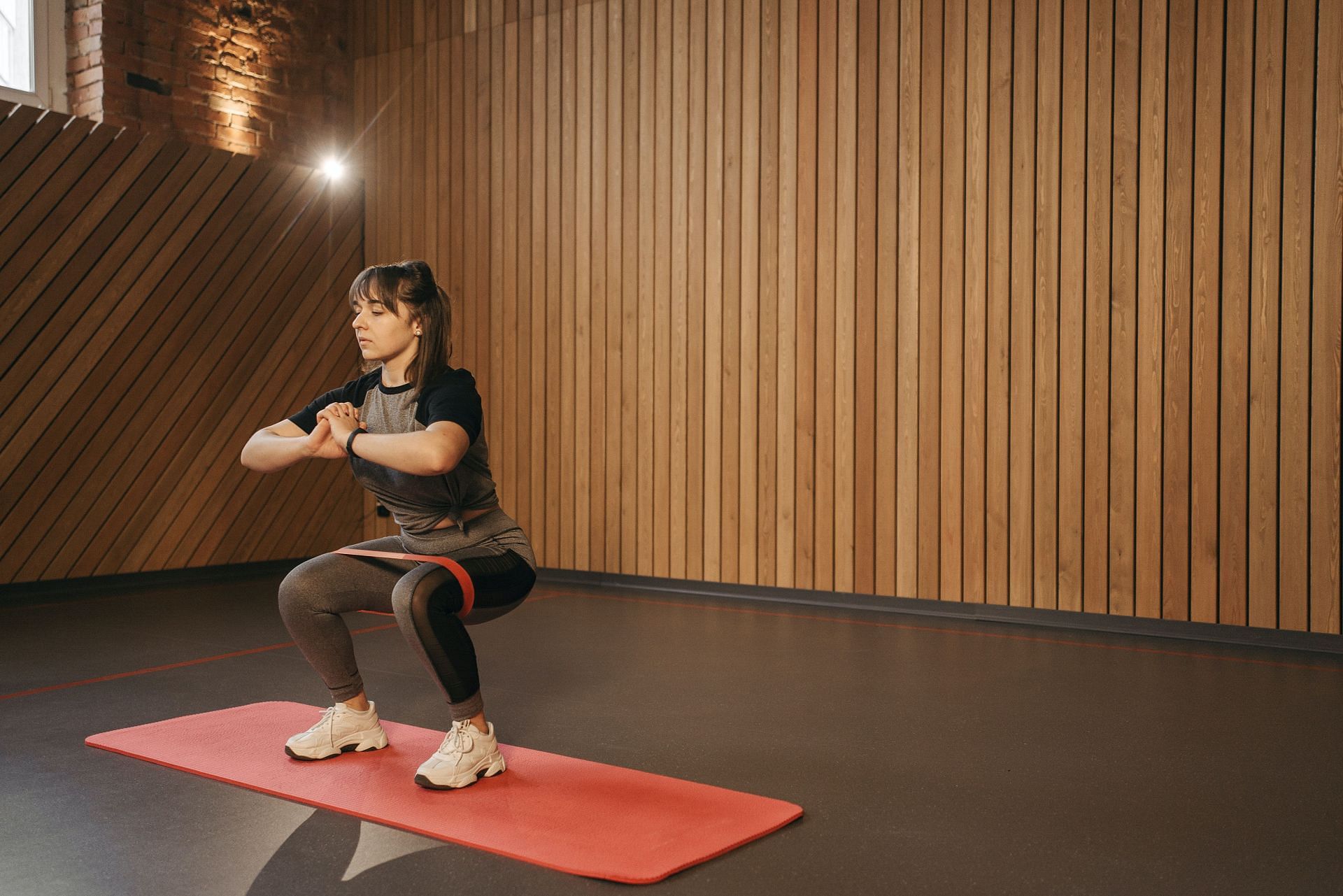 Resistance bands are great for trainees of all fitness levels (Image via Pexels)