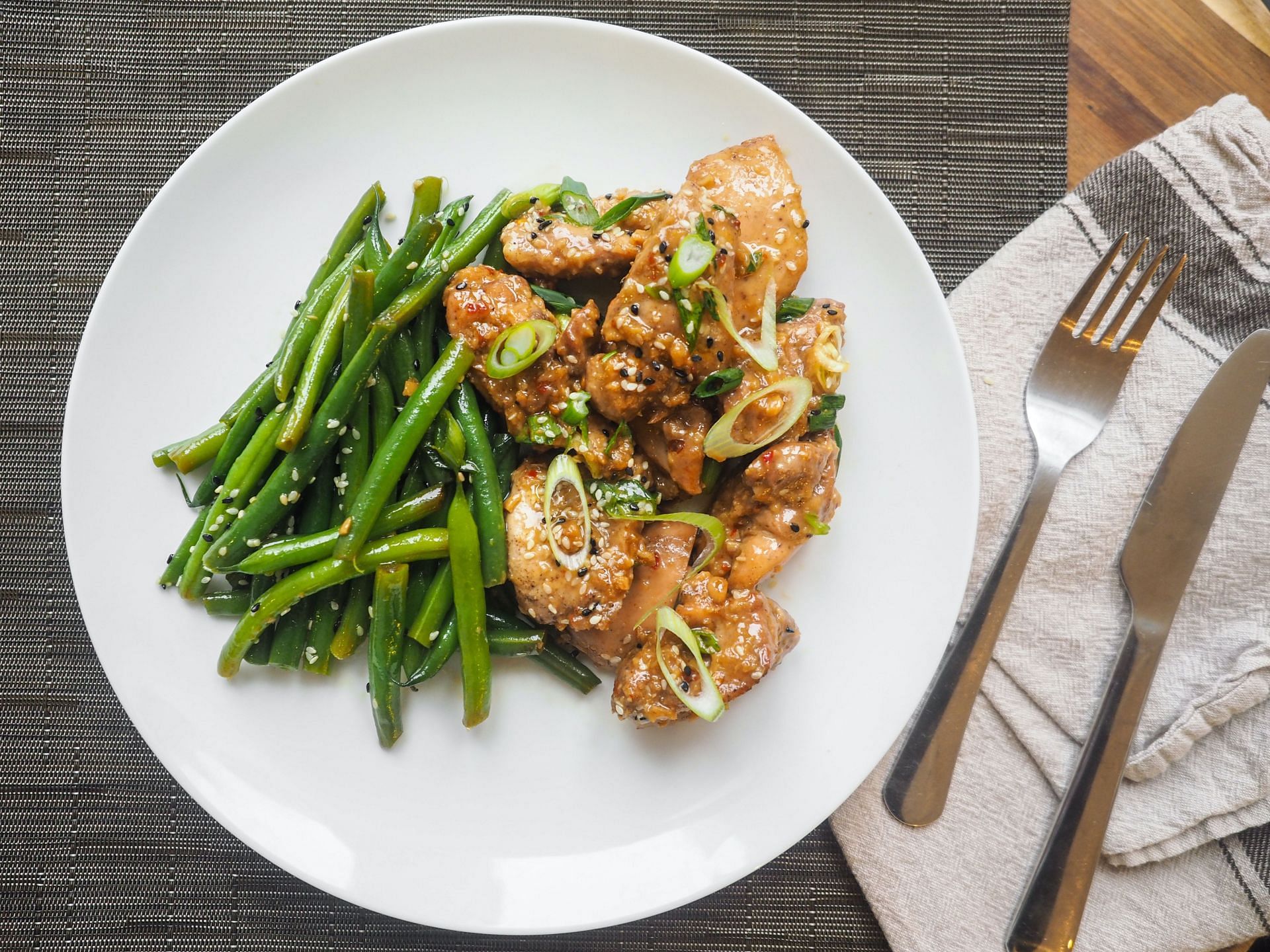 Use a larger plate to increase your appetite. (Image via Pexels)