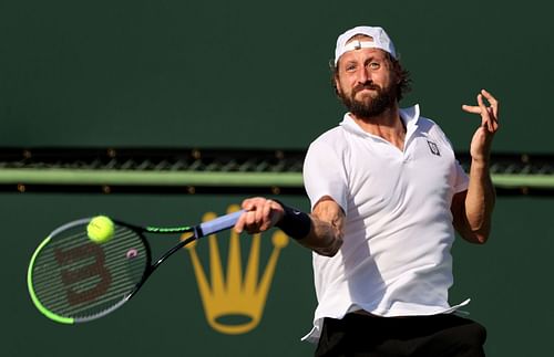 Tennys Sandgren plays a forehand against Cameron Norrie