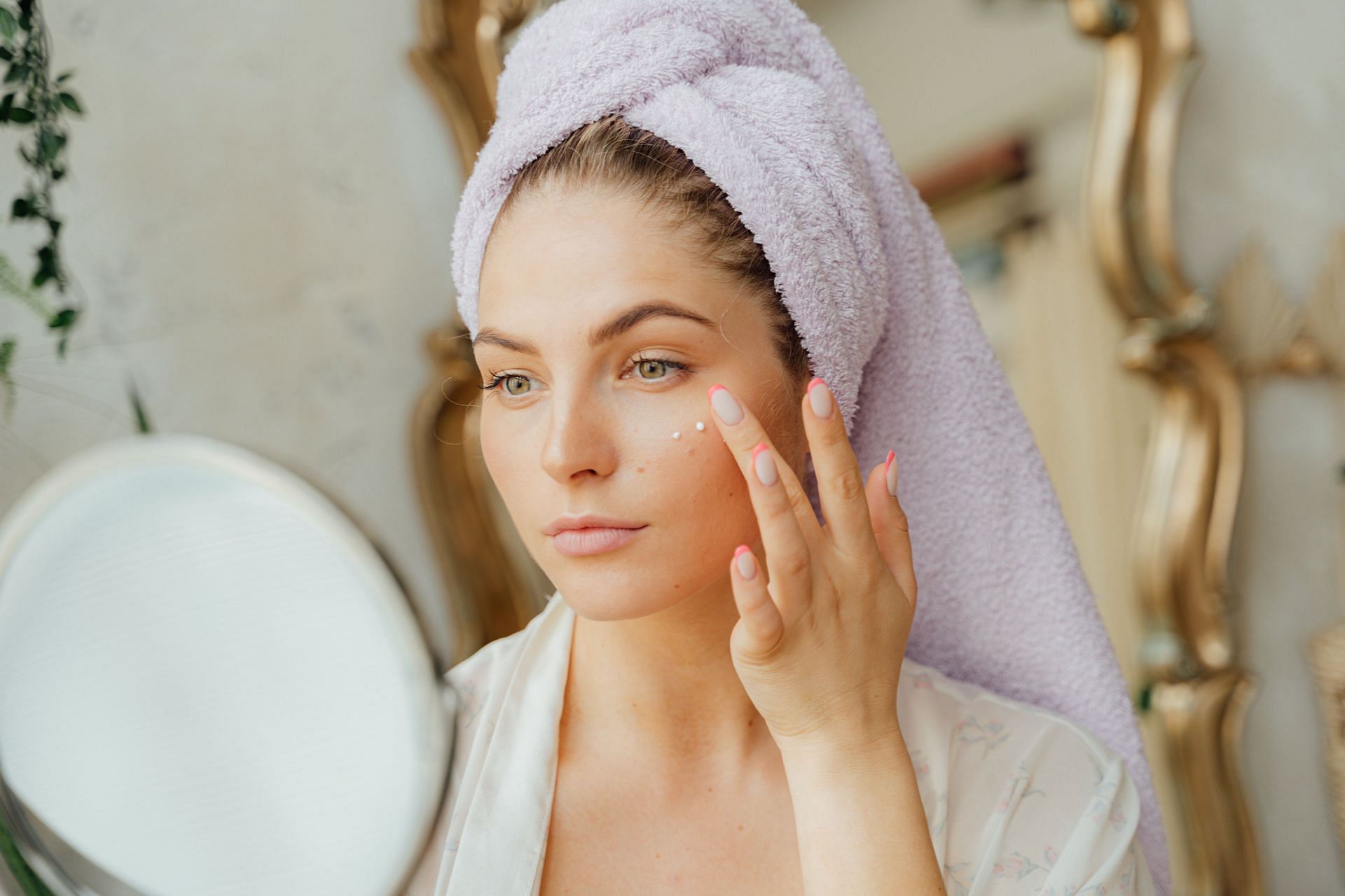 Regular use of moisturizer makes your skin more youthful. (Image via Pexels/ Antoni Shkraba)