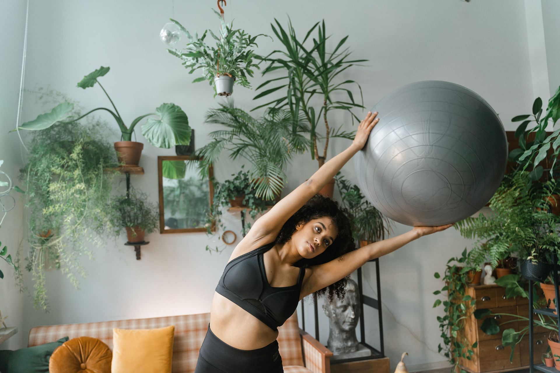 Best swiss ball exercises to try for lower body stability! (Image via Pexels/Mart Production)