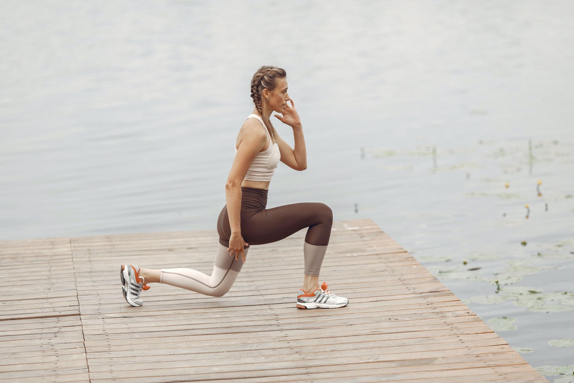 Jump lunges (Image via Pexels/Gustavo Fring)