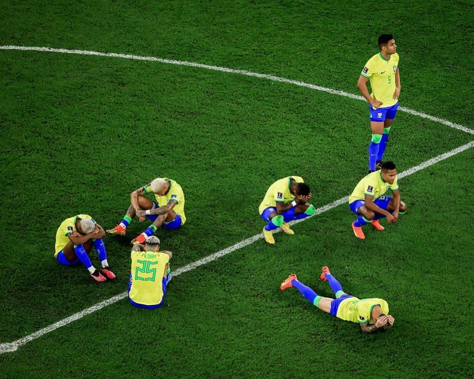 हार के बाद ब्राजील के खिलाड़ी इस तरह निराश दिखाई दिए।
