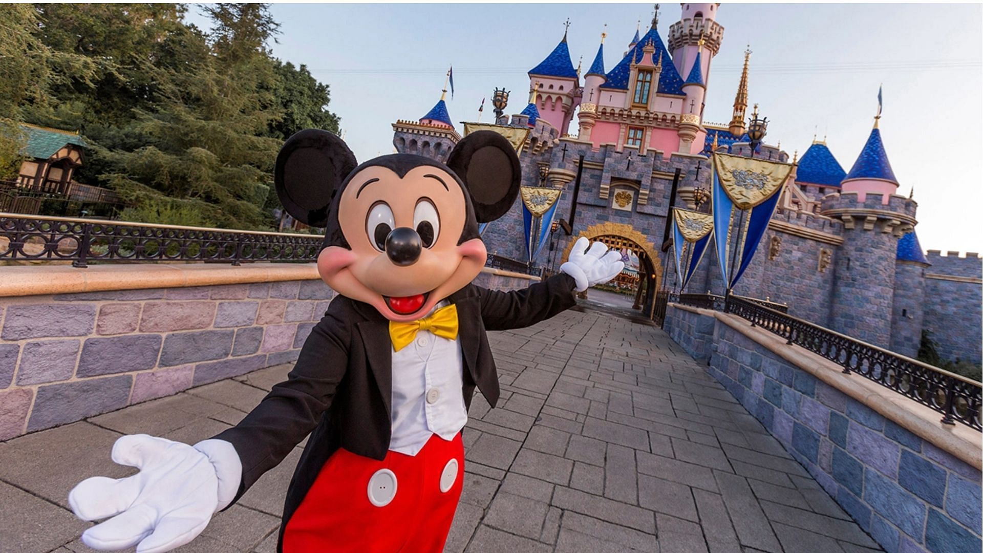 a Mickey Mouse welcomes people to the Disneyland (Image via Walt Disney Resorts/GettyImages)