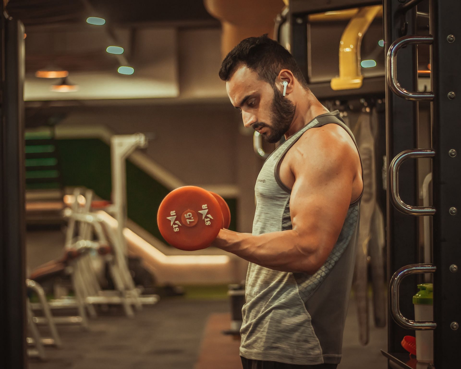 Dumbbell exercises simultaneously activates the muscles of the core, back and shoulders. (Image via Unsplash/ Dollar Gill)