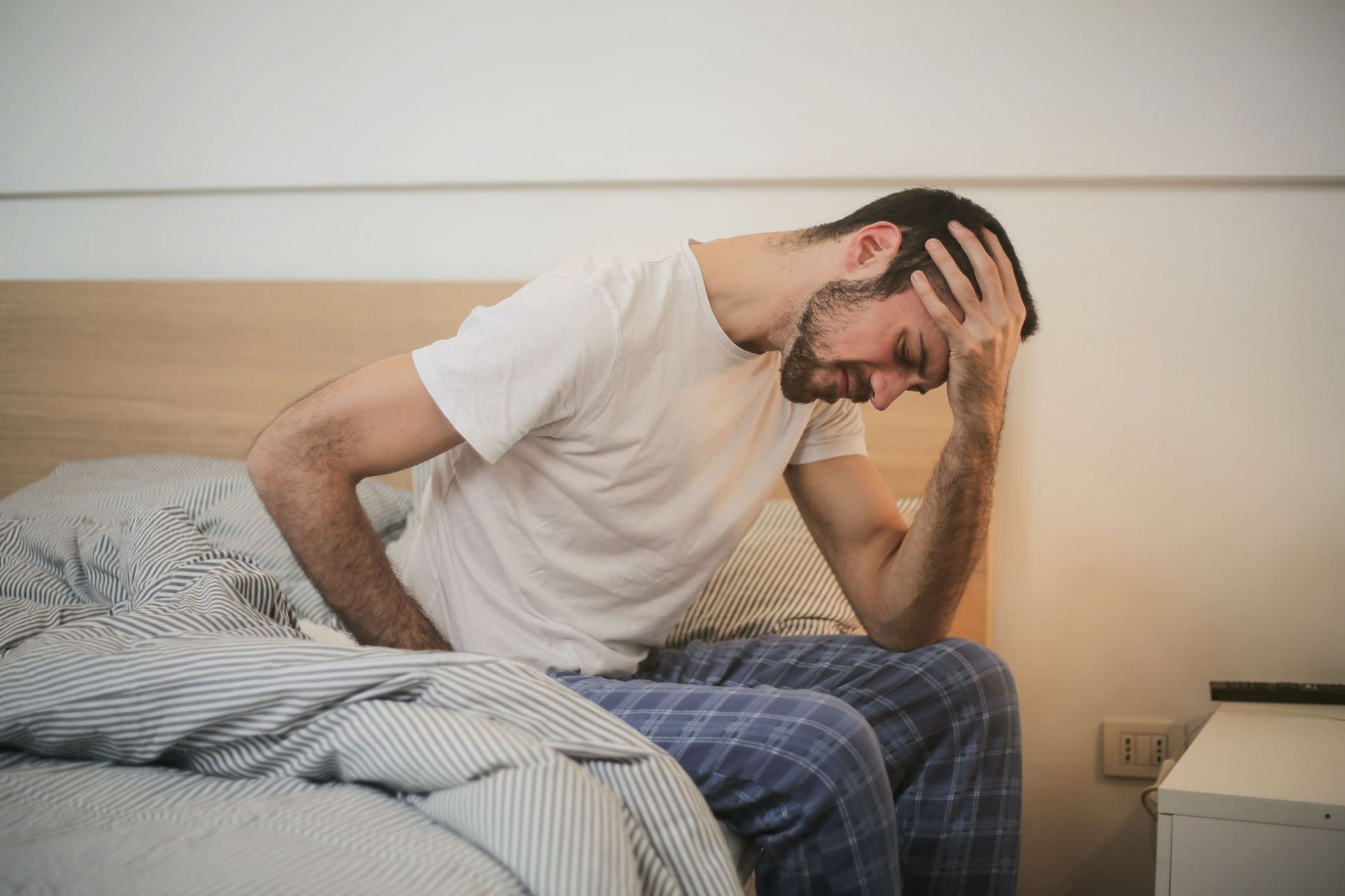 Hangover symptoms include nausea, shaking, headache, exhaustion, and diarrhea. (Image via Pexels/ Andrea Piacquadio)