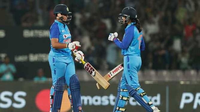 "Richa, khatam karke aana hai haan" - Smriti Mandhana on what she told Richa Ghosh after being dismissed