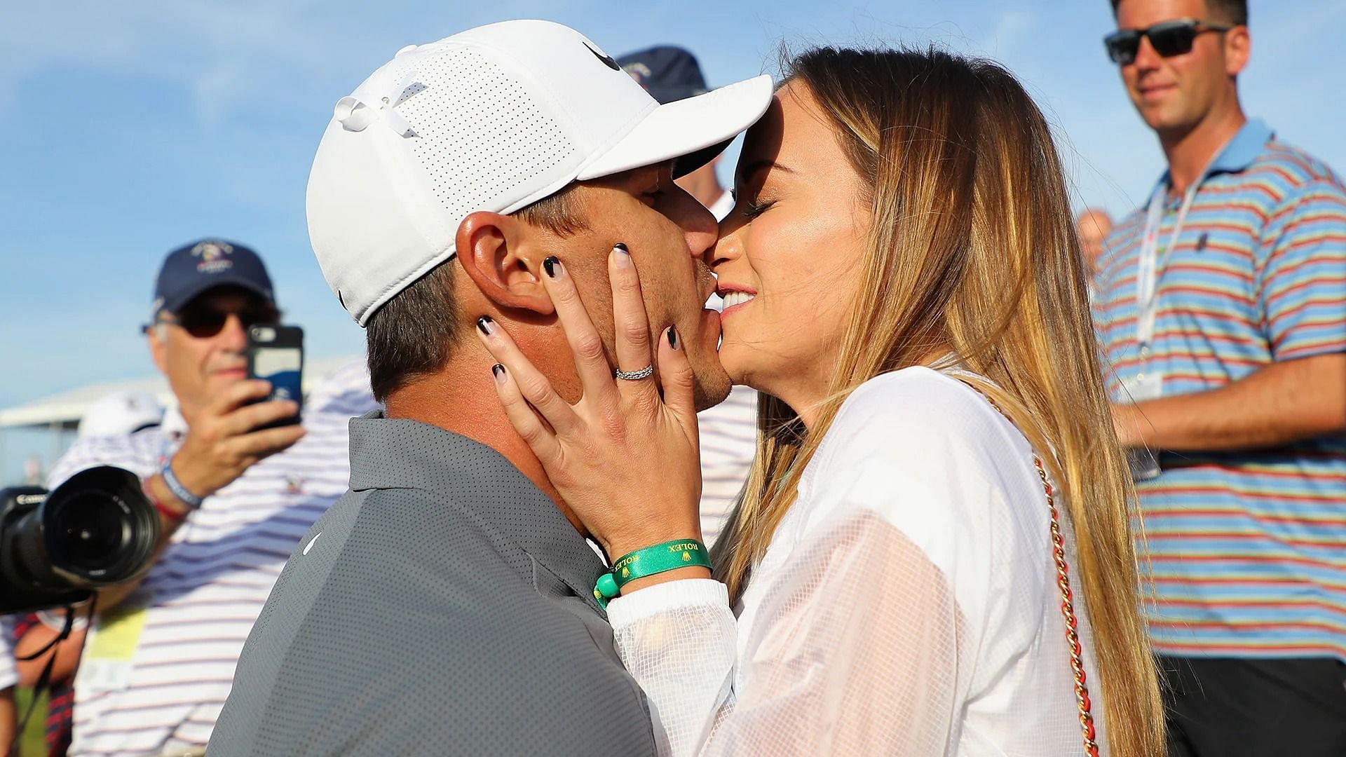 Koepka and Sims share a kiss during 2018 US Open