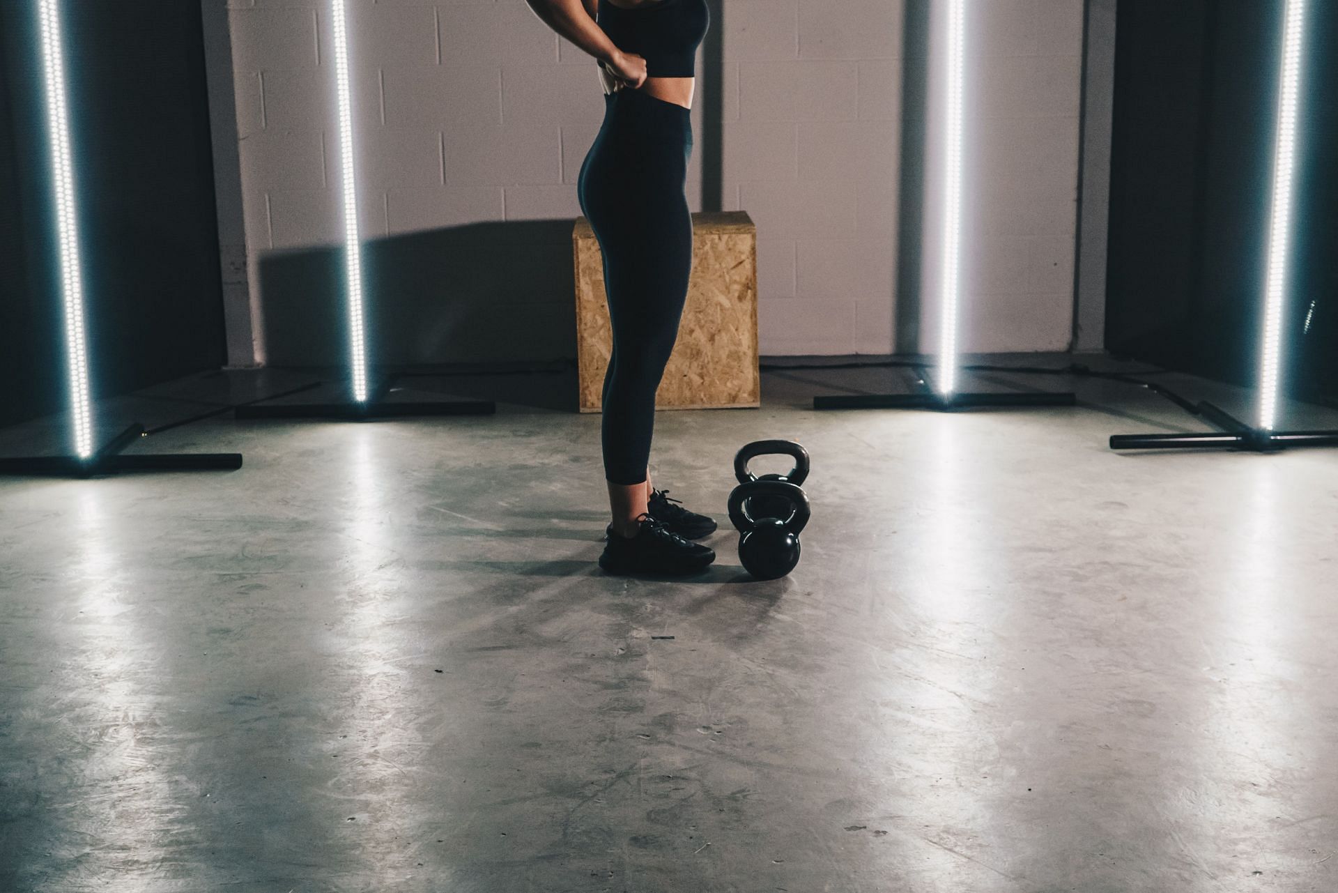 Here is how you can add the kettlebell deadlift to your workout routine! (Image via unsplash/rick barrett)