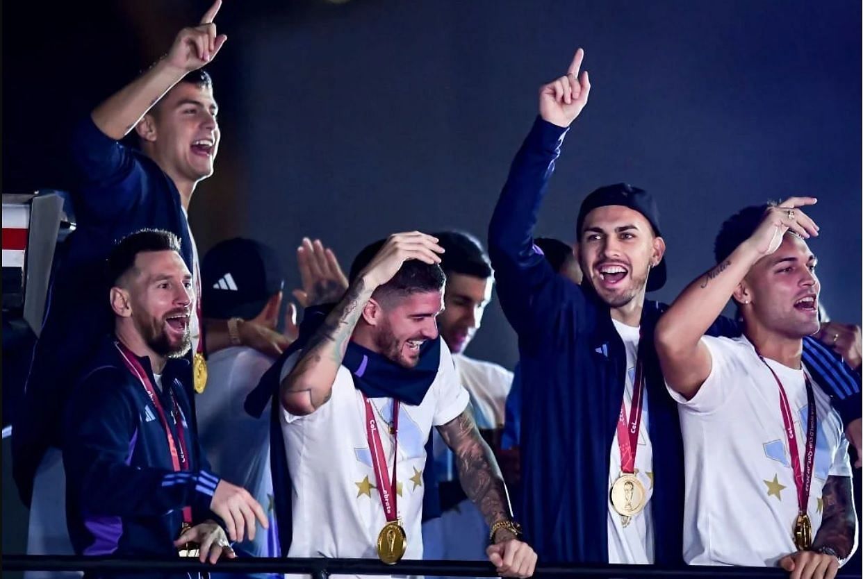 देश लौटने के बाद टीम बस की छत पर खड़े होकर फैंस का अभिवादन करने अर्जेंटीना के खिलाड़ी।
