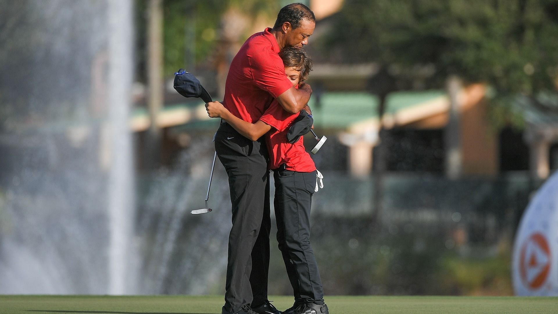 Woods hugging his son Charlie at last year&#039;s PNC Championship