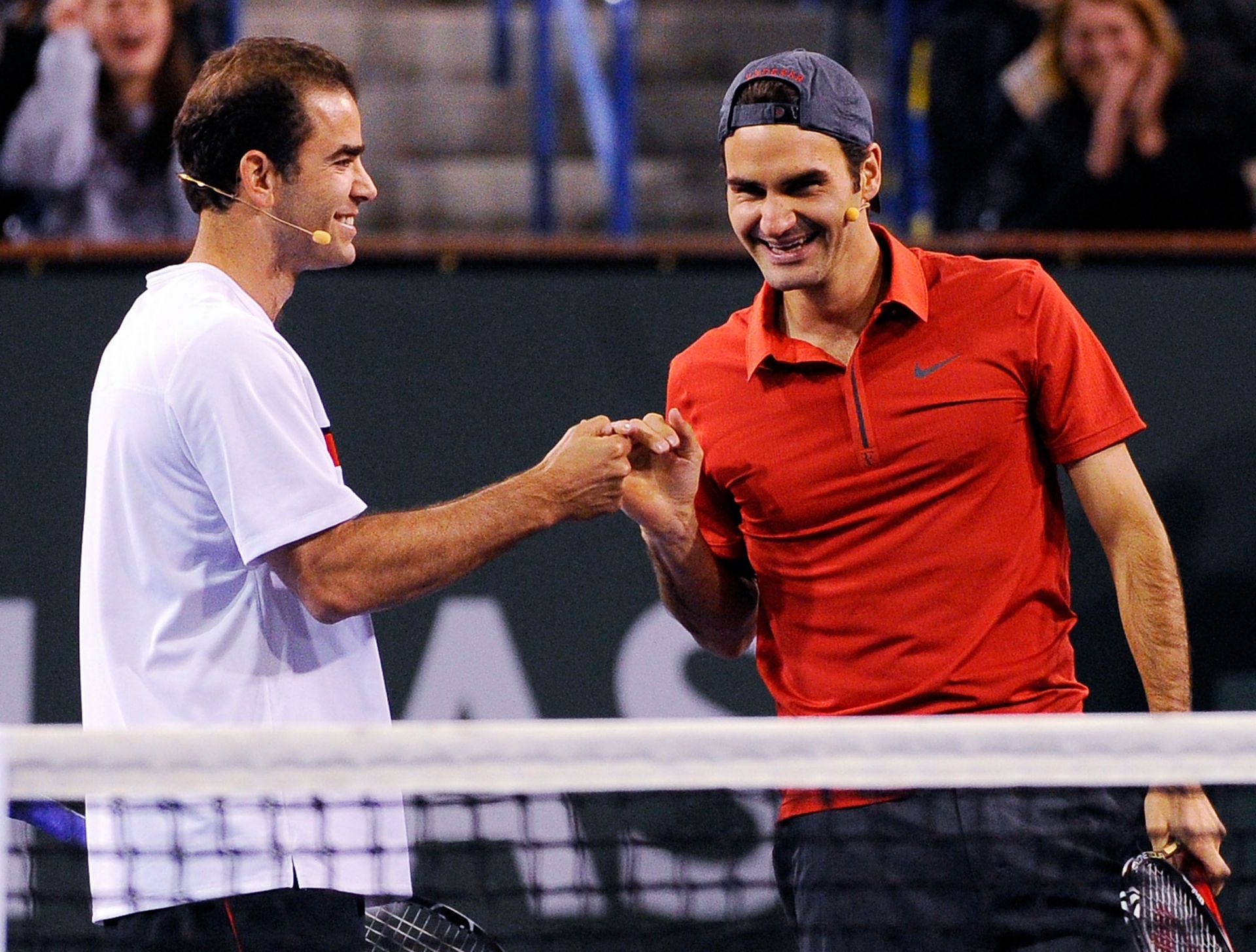 Pete Sampras (L) and Roger Federer