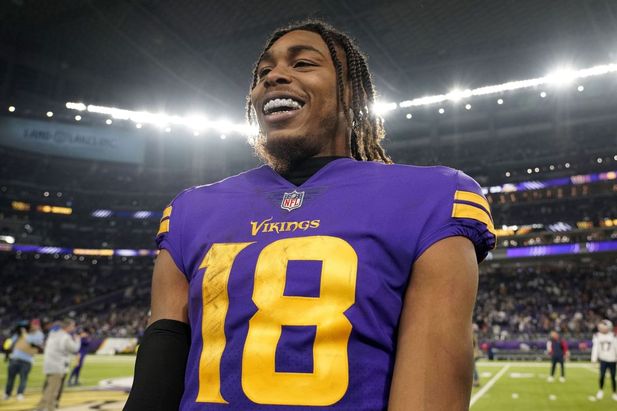 What gloves does Justin Jefferson wear?