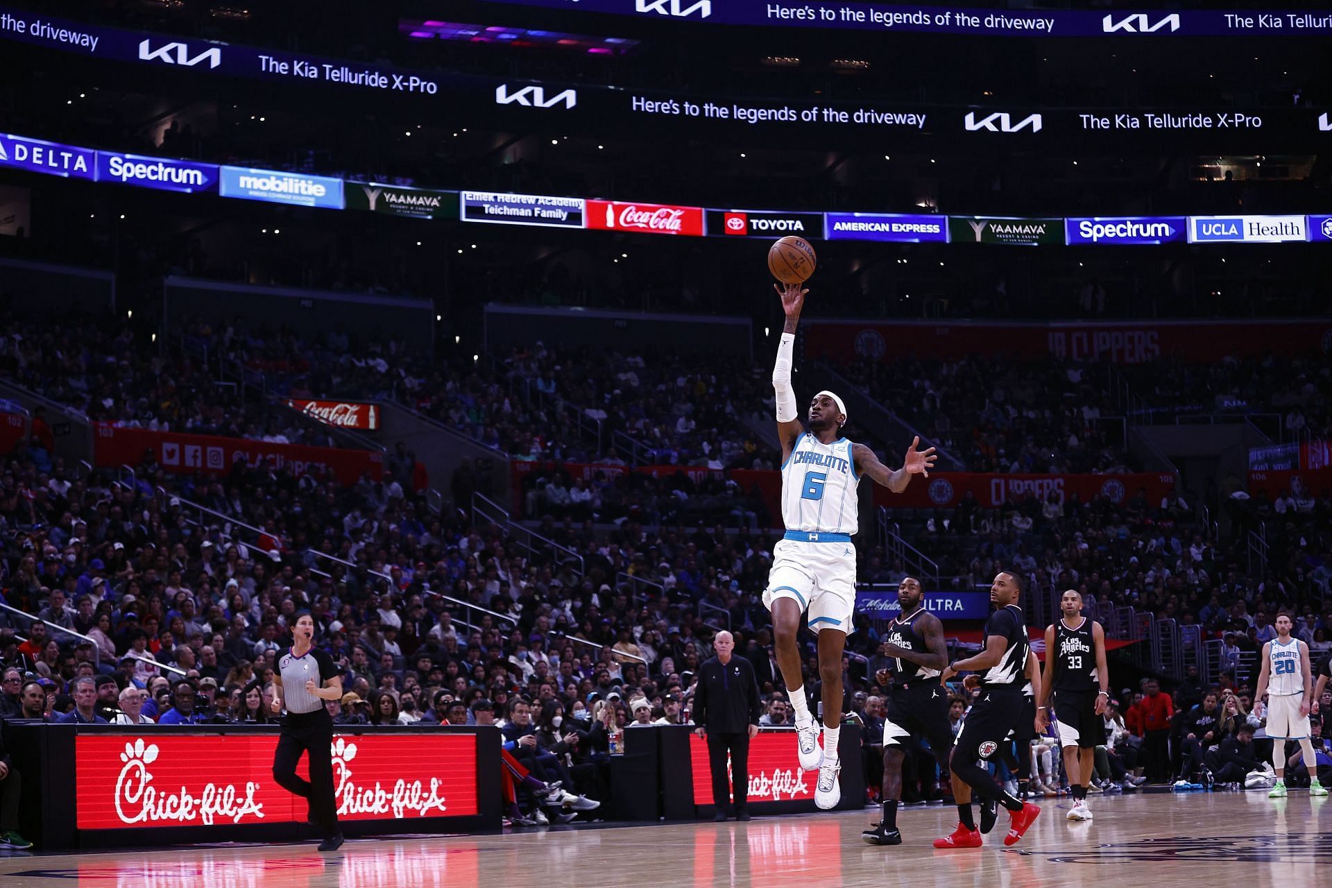 Charlotte Hornets v Los Angeles Clippers