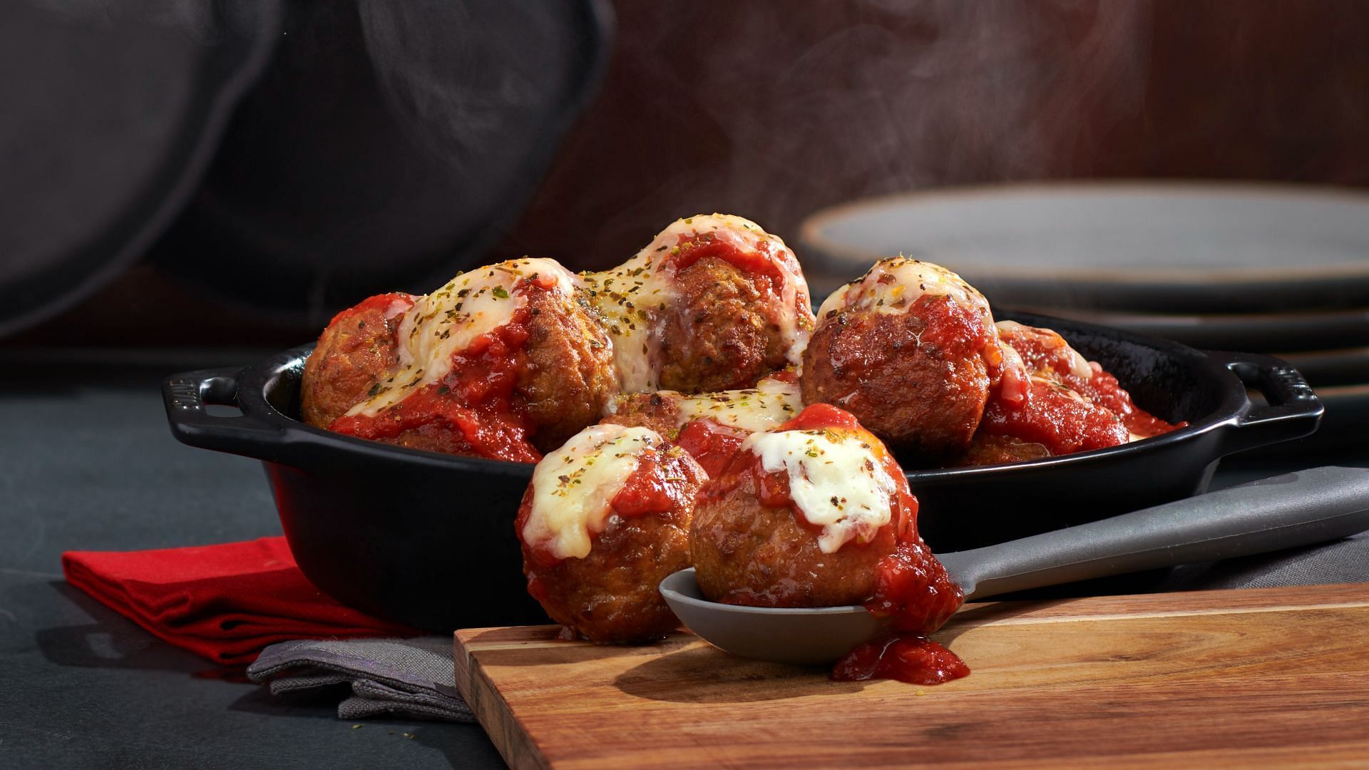 Papa Murphy&rsquo;s Meatballs &amp; Marinara offers ten fully cooked and seasoned Italian beef meatballs, coated in a tangy marinara sauce (Image via Papa Murphy&rsquo;s)