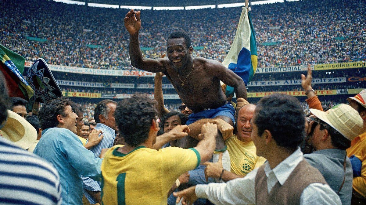 1970 में फुटबॉल विश्व कप जीतने के बाद पेले को उनके साथियों ने यूं कंधे पर उठा लिया था।