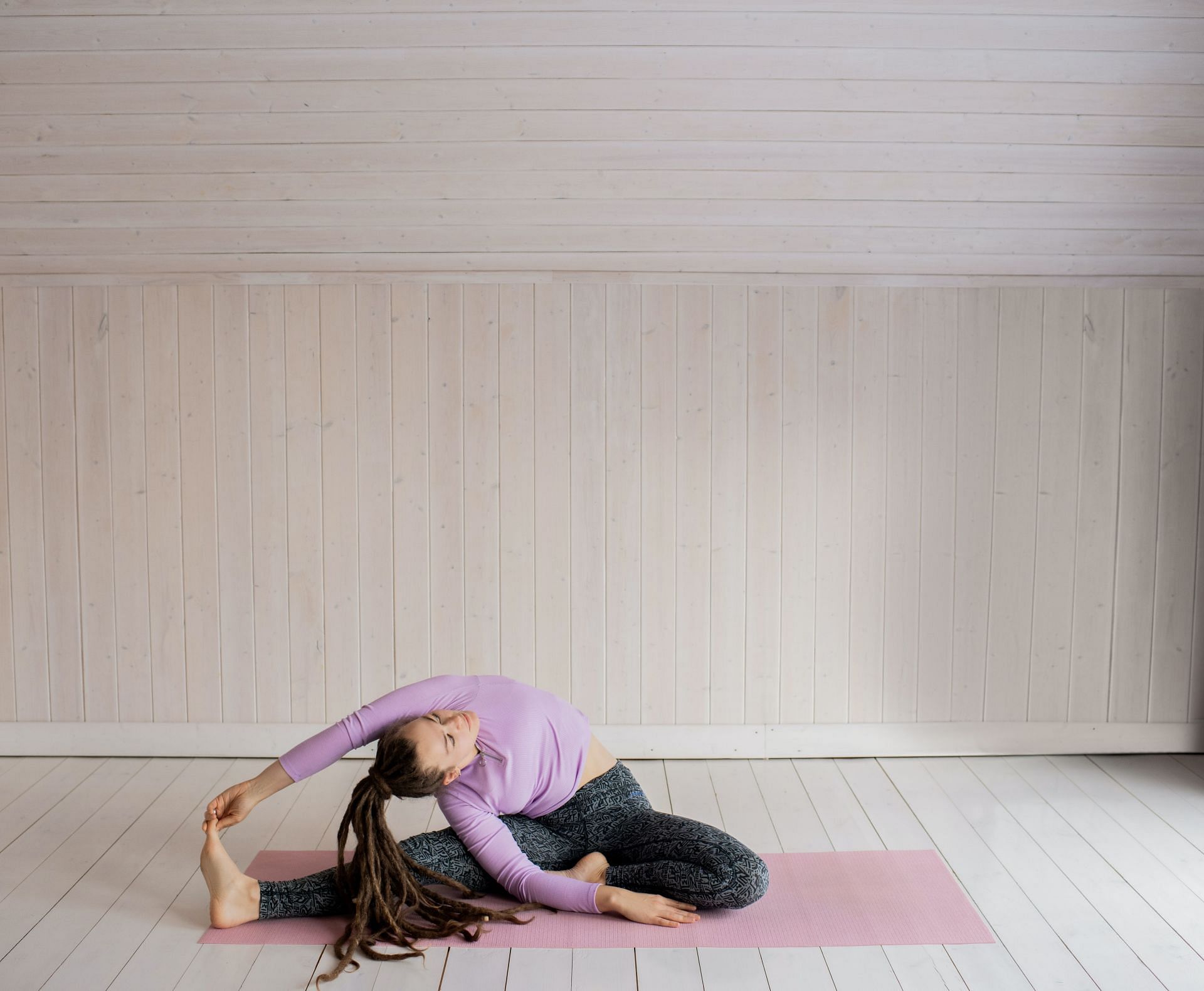 Yoga pose (Image via Pexels/Alexy Almond)