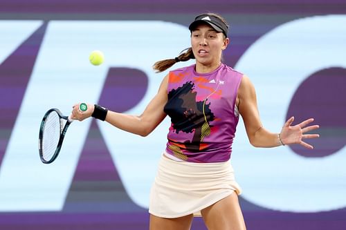 Jessica Pegula in action at the WTA Guadalajara Open Akron 2022.