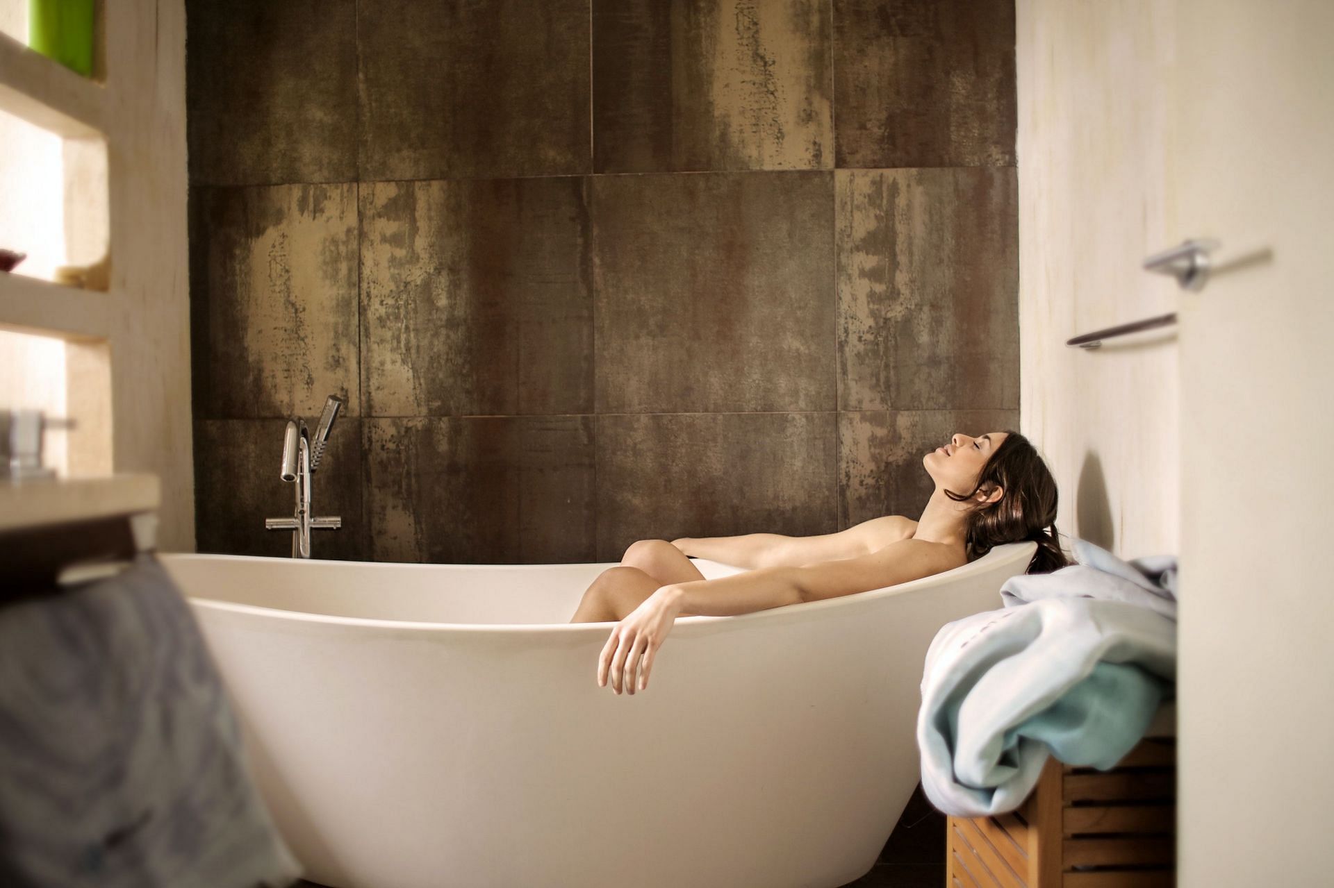 Ice baths help improve your sleep and boosts immune health. (Image via Pexels / Andrea Piacquadio)