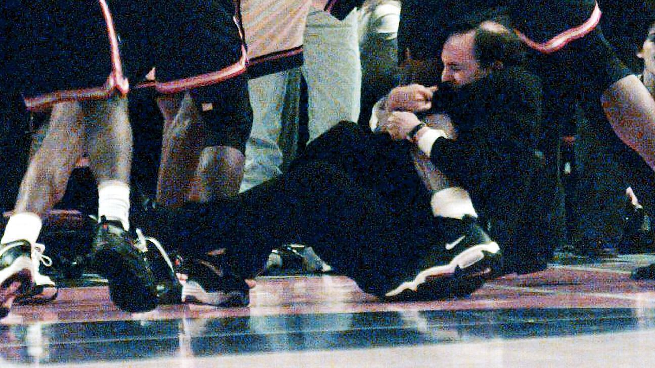 Alonzo Mourning recalls Jeff Van Gundy's desperate attempt to stop him from  brawling with Larry Johnson: “He felt like a piece of gum on my shoe”